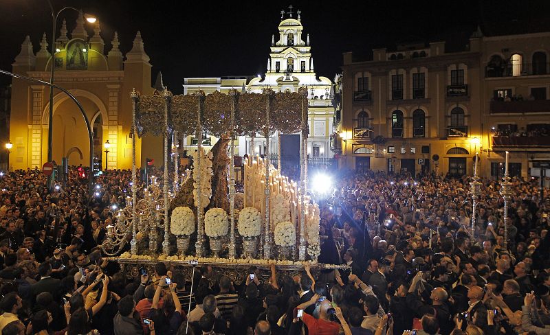 LA SALIDA DE LA MACARENA ABRE LA CELEBRACIÓN DE LA MADRUGÁ SEVILLANA