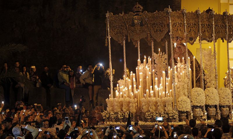 LA SALIDA DE LA MACARENA ABRE LA MADRUGÁ SEVILLANA