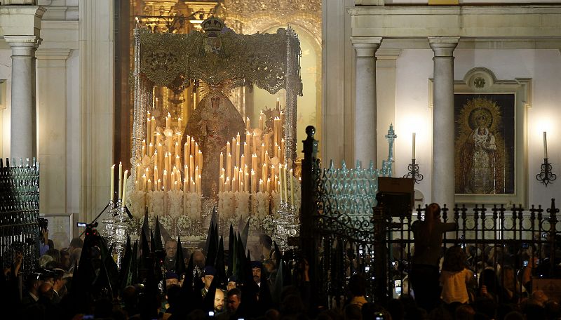 SALIDA DE LA MACARENA PARA PARTICIPAR EN LA MADRUGÁ SEVILLANA