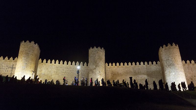 VÍA CRUCIS EN TORNO A LA MURALLA DE ÁVILA