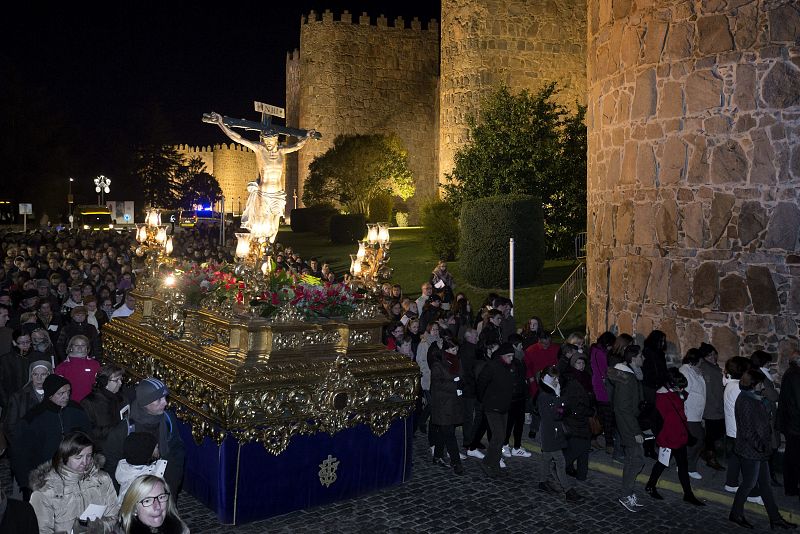 VÍA CRUCIS EN TORNO A LA MURALLA DE ÁVILA