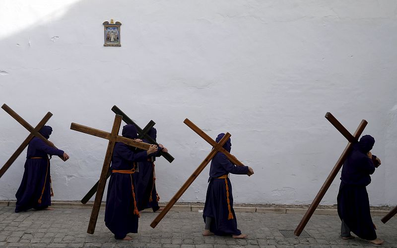 Penitentes cargan las cruces en la procesión El Nazareno en la localidad cordobesa de Castro del Rio