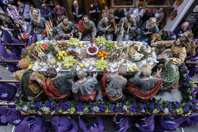 El paso de La Cena, tallada por el imaginero murciano Francisco Salzillo en 1761, durante la procesión de Los Salzillos en la Plaza de las Flores de Murcia