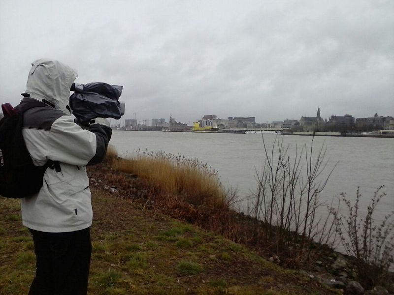 Grabando el río Escalda bajo la lluvia