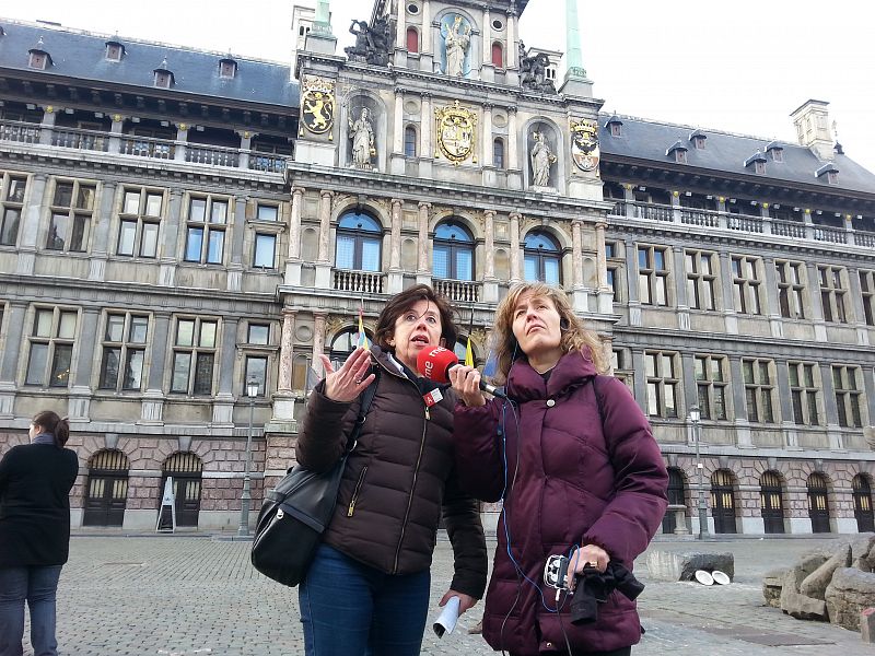 Colette Dubois y Esther García ante el ayuntamiento de Amberes