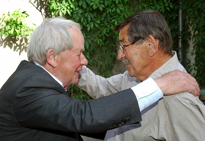 Los escritores alemanes Gunter Grass (d) y Siegfried Lenz