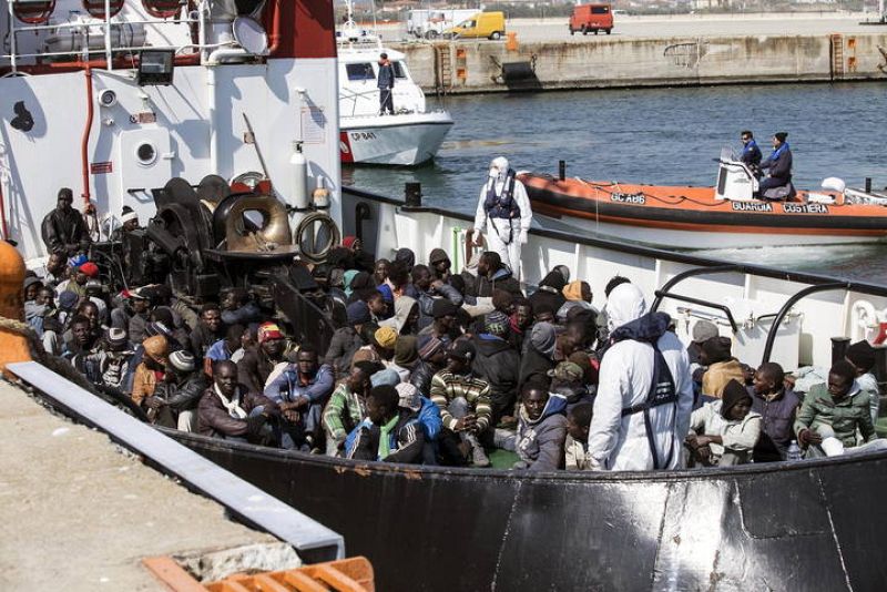 UNOS 400 INMIGRANTES DESAPARECIDOS TRAS NAUFRAGIO EN MEDITERRÁNEO