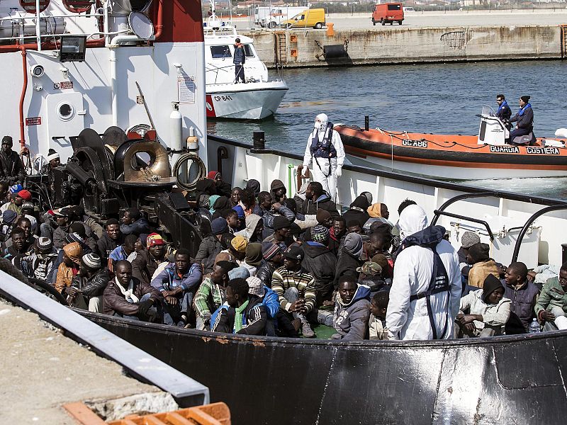 UNOS 400 INMIGRANTES DESAPARECIDOS TRAS NAUFRAGIO EN MEDITERRÁNEO