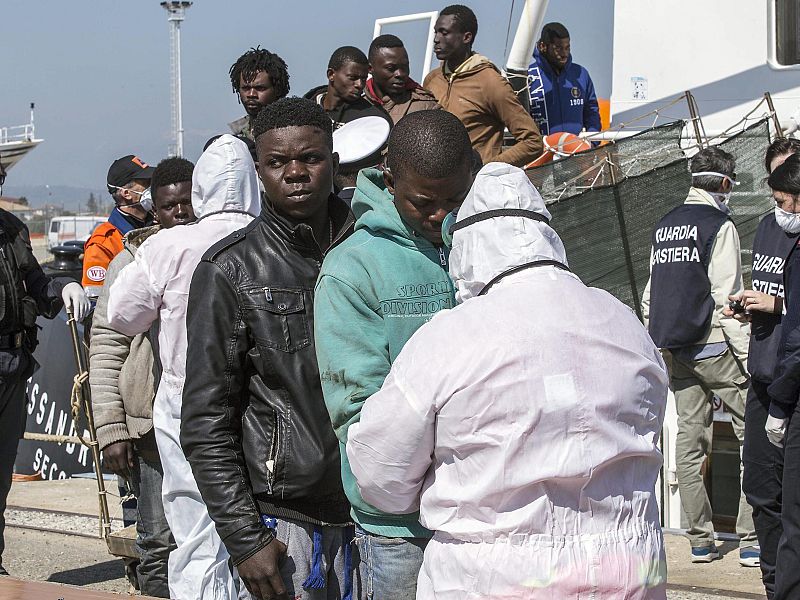 UNOS 400 INMIGRANTES DESAPARECIDOS TRAS NAUFRAGIO EN MEDITERRÁNEO