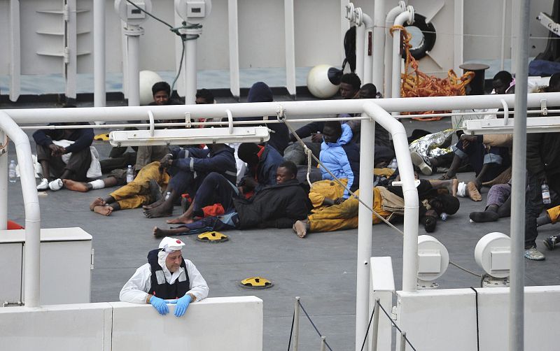 Inmigrantes descansan tras haber sido rescatados a bordo del barco 'Gregoretti' en el puerto de La Valeta en Malta