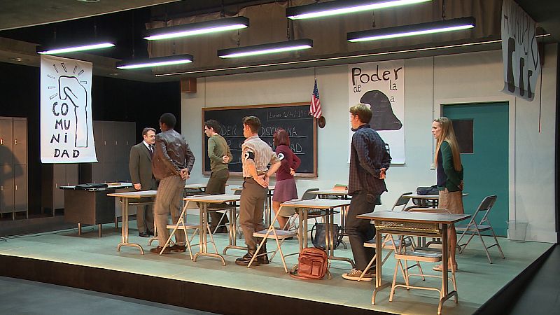 Los alumnos de La ola, firmes y disciplinados