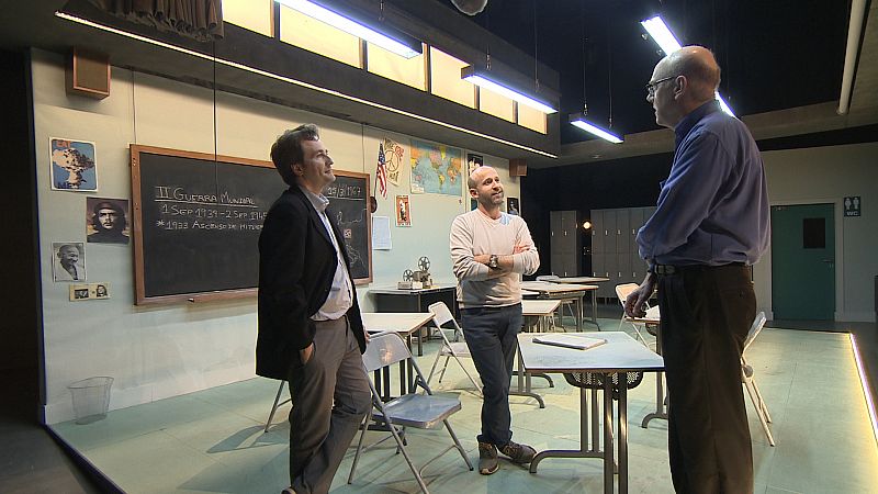 Los creadores de la ola junto a Mark Hancock, alumno del experimento real
