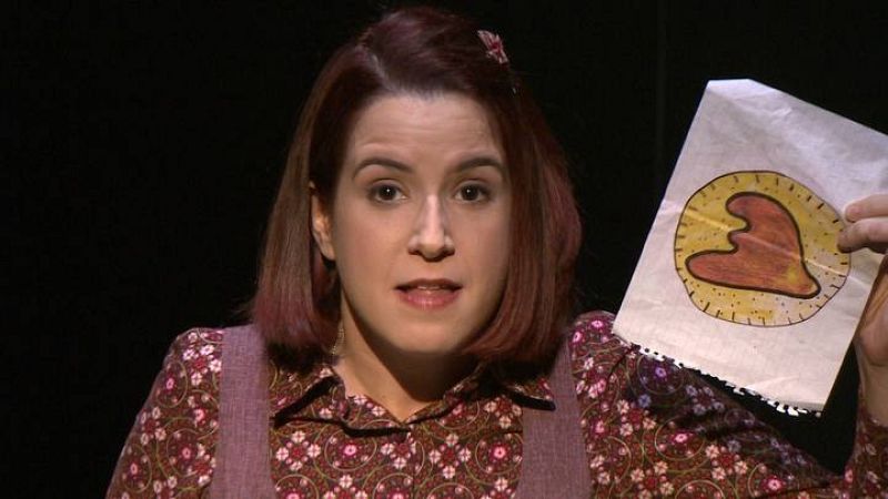 Una de las alumnas de La ola muestra el emblema de su moviemiento