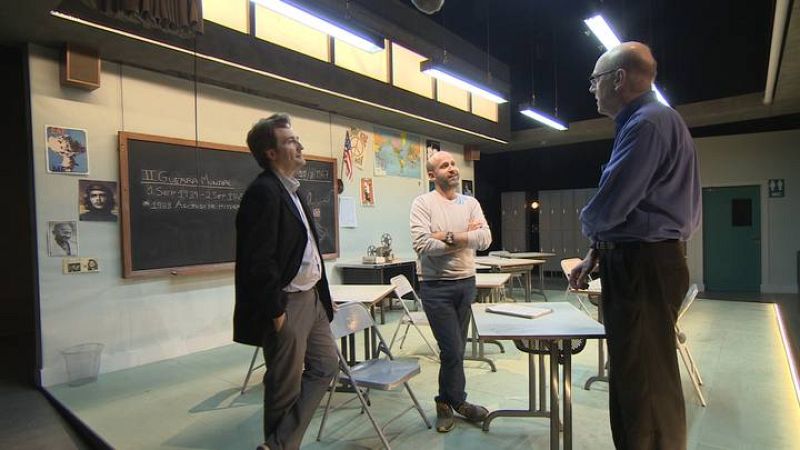 Los creadores de la ola junto a Mark Hancock, alumno del experimento real