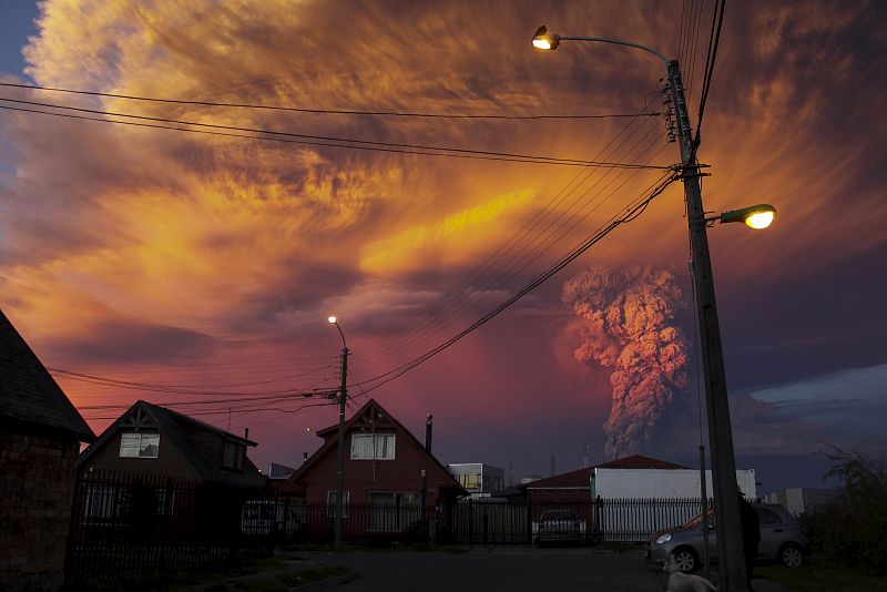 Vistas desde la ciudad de Puerto Montt del volcán Calbuco