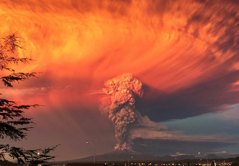 El volcán Cabulco provoca una columna de ceniza de 20 kilómetros de altura