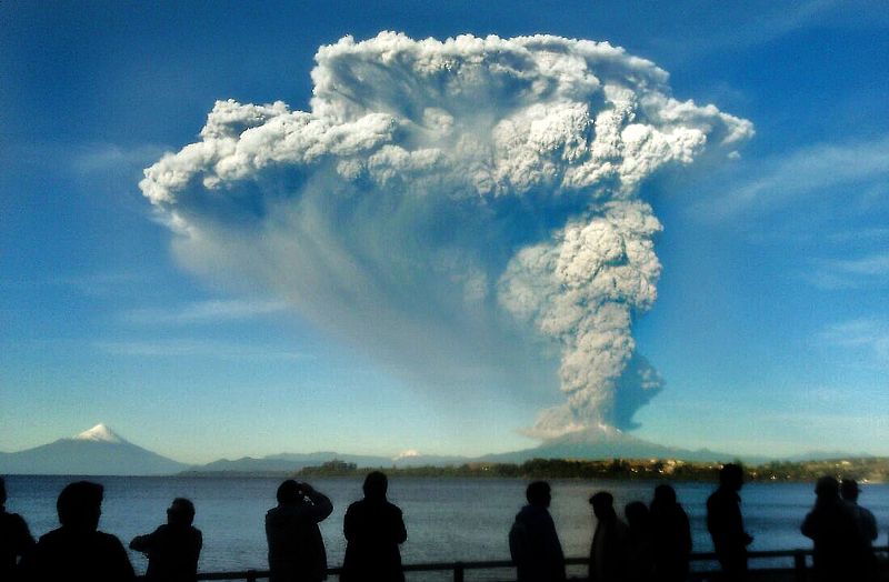 Gente desde Puerto Varas observan la erupción del volcán Calbuco.