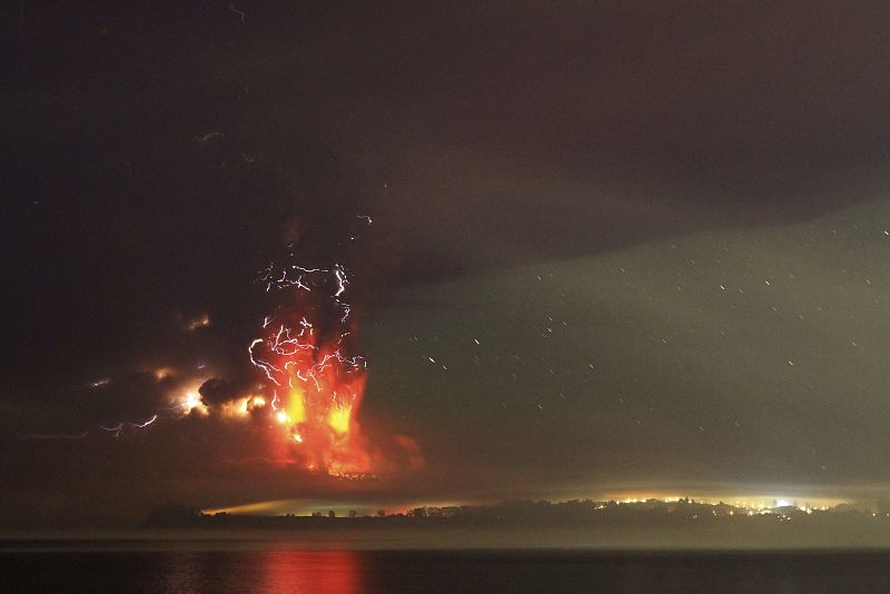 Vistas de la erupción del volcán Calbuco desde el lago Llanquihue en Puerto Varas