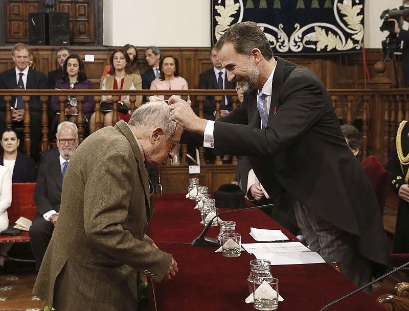 JUAN GOYTISOLO RECIBE EL PREMIO CERVANTES DE MANOS DEL REY