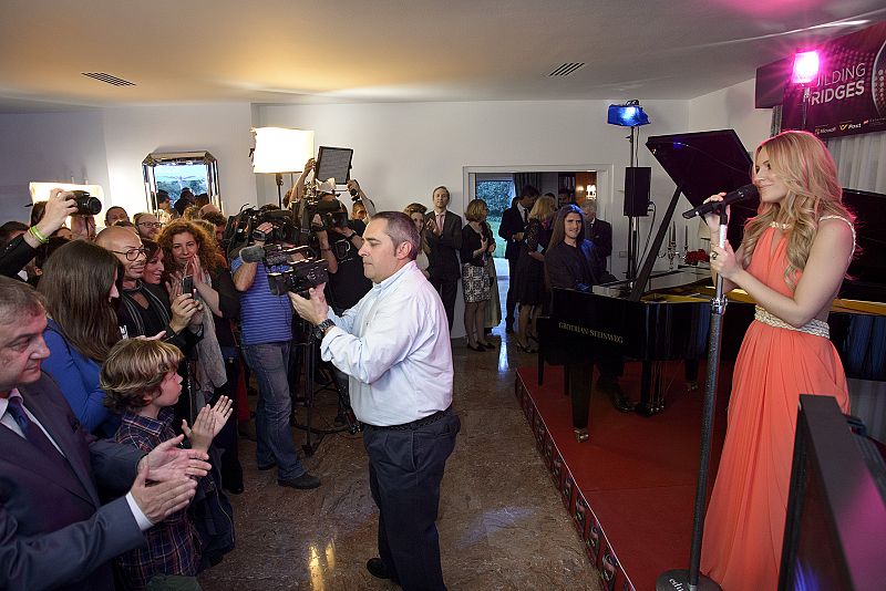 Edurne cantó acompañada por el maestro Pepe Herrero al piano.