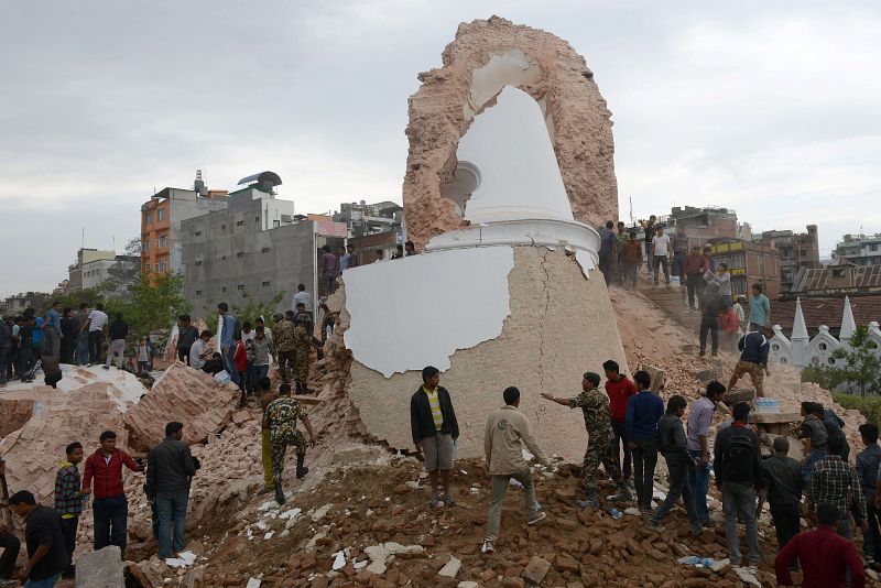 La histórica torre Darahara en Katmandú, destruida tras el terremoto.