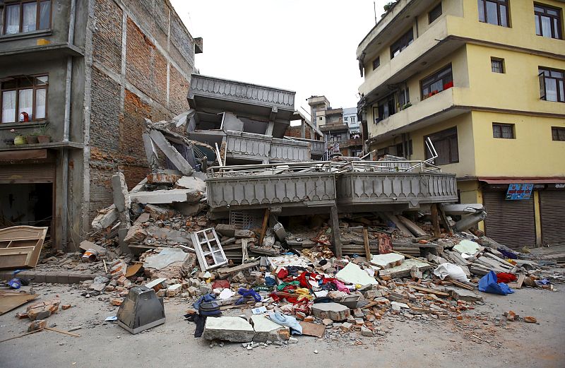 Un edificio derrumbado tras el terremoto de 7,9 grados de magnitud en Katmandú, Nepal.