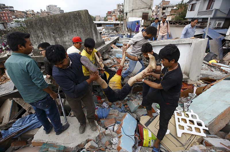 Varias personas trasladan a una víctima tras el terremoto en Katmandú, Nepal.