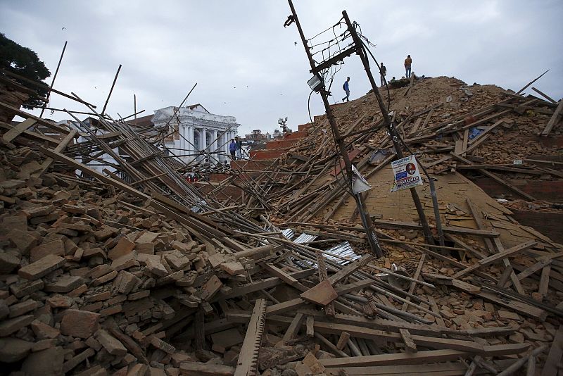Varias personas tratan de rescatar a supervivientes entre los escombros en la plaza de Bashantapur Durbar, en Nepal.