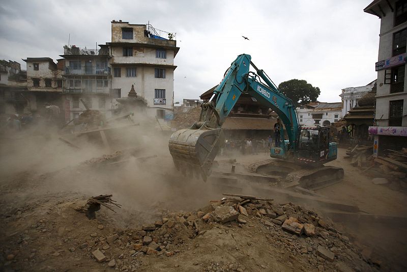 Una excavadora levanta escombros para comprobar si hay más supervivientes tras el terremoto en Katmandú, Nepal.