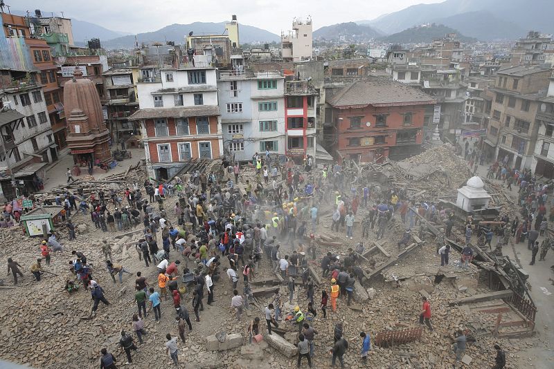 Varias personas buscan supervivientes entre los escombros tras un terremoto en Katmandú, Nepal.