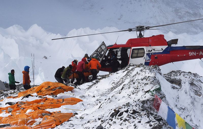 Un herido es trasladado desde el campamento base del Everest tras el terremoto de Nepal