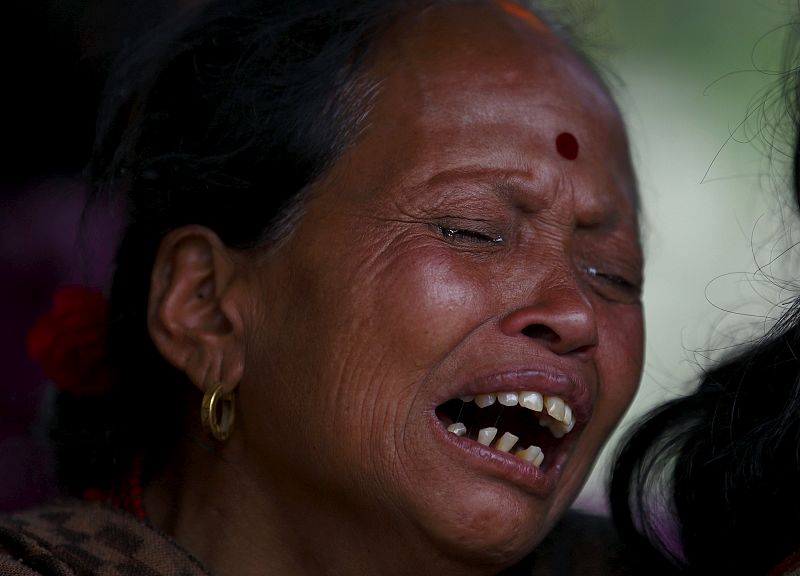 Una mujer se lamenta en Bhaktapur por la destrucción del terremoto