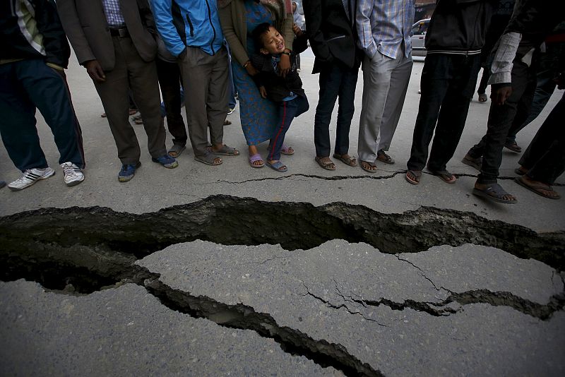 Varias personas observan la grieta provocada por el terremoto en Bhaktapur