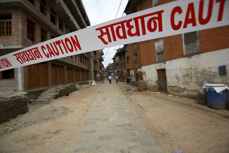 Una cinta previene de posibles desplomes tras el terremoto en Bhaktapur