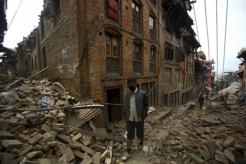 Un hombre camina entre los edificios destruidos por el terremoto en Bhaktapur