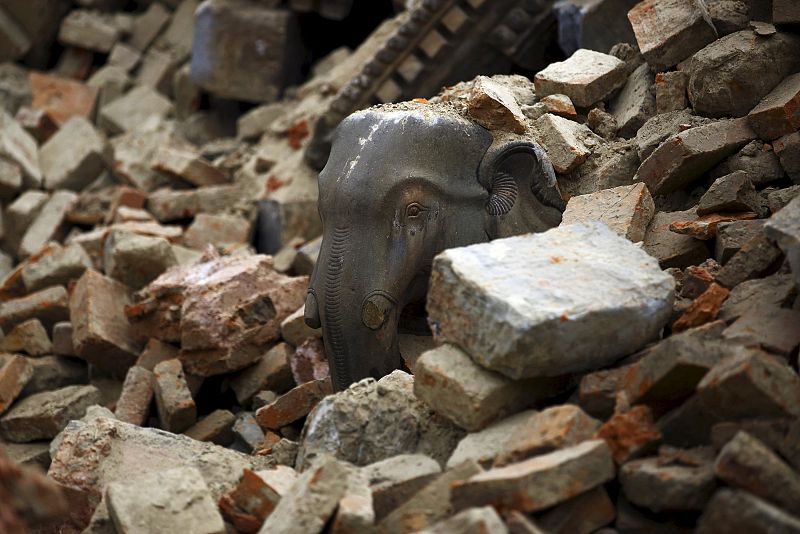 Una estatua de elefante asoma entre los escombros de un templo destruido en Bhaktapur