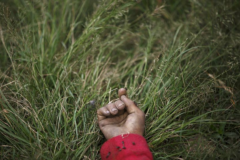 Mano de una mujer fallecida tras derrumbarse su casa en el terremoto de Nepal