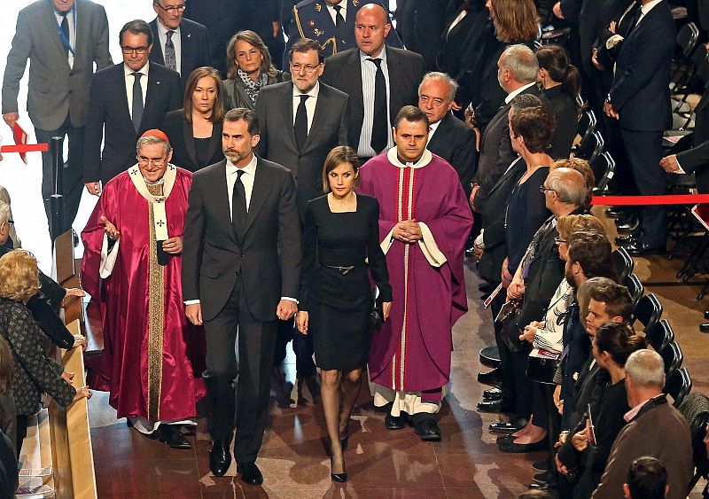 Los reyes entran en la Sagrada Familia para asistir al funeral institucional en homenaje a las 150 víctimas del avión de Germanwings.