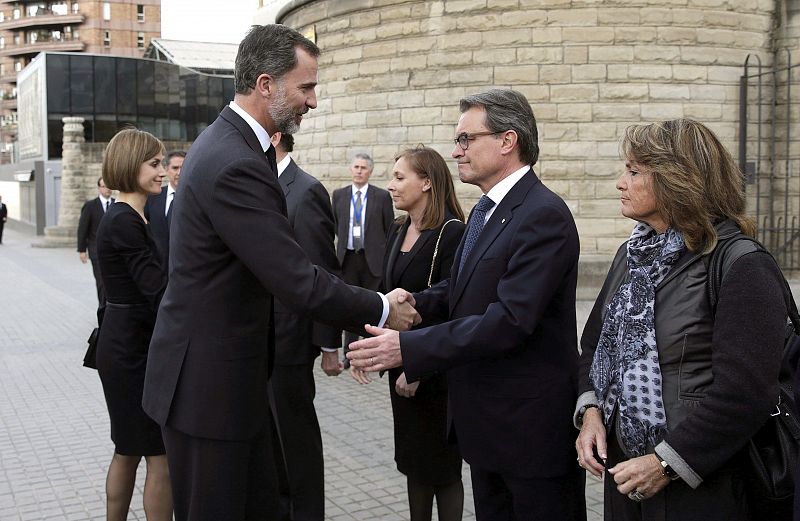 Don Felipe saluda al presidente de la Generalitat, Artur Mas. El Gobierno central, el catalán y el arzobispado han organizado el funeral institucional en Barcelona.