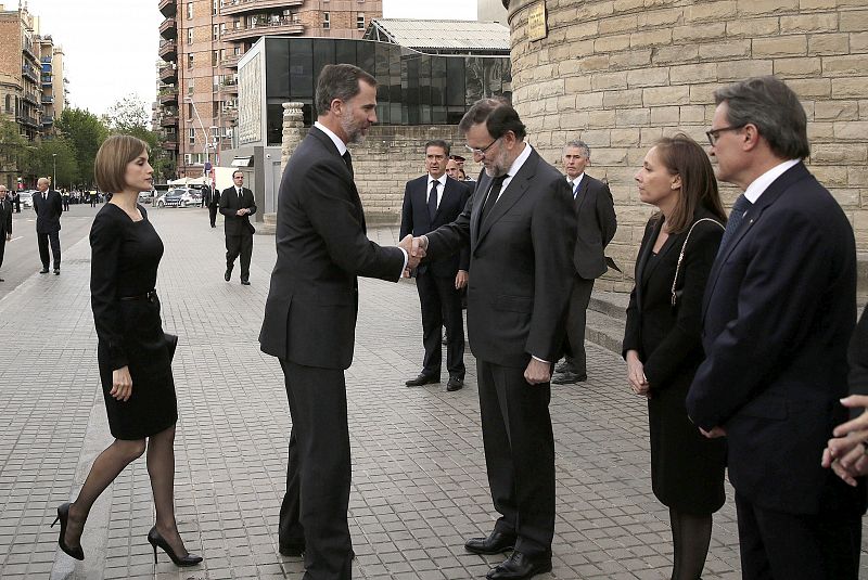 El presidente del Gobierno, Mariano Rajoy, saluda a los reyes de España antes del comienzo del funeral.