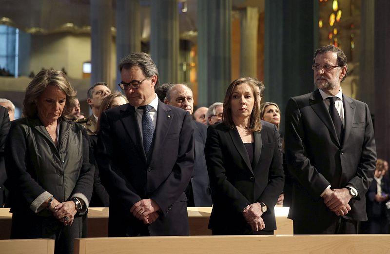 El presidente del Gobierno, Mariano Rajoy (d), y su esposa Elvira Fernández, junto al presidente de la Generalitat, Artur Más, y su esposa, Helena Rakosnik.