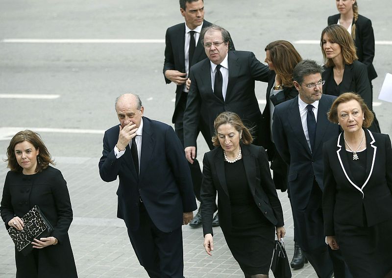 La vicepresidenta del Gobierno, Soraya Sáenz de Santamaría, los ministros del Interior, Jorge Fernández Díaz, Fomento, Ana Pastor, Justicia, Rafael Catalá y la presidenta de Aragón, Luisa Fernanda Rudi, a su llegada a la basílica.