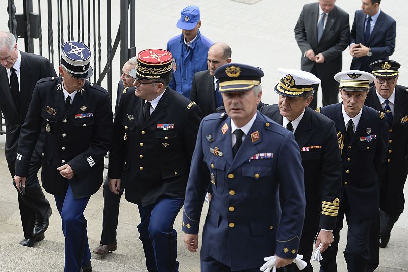 Miembros de las Fuerzas Armadas españolas y francesas han participado también en el homenaje a las víctimas del avión siniestrado en los Alpes franceses el 24 de marzo.