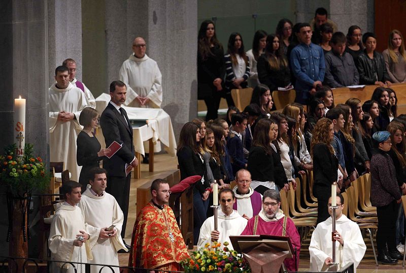 Jóvenes estudiantes compañeros de los alumnos alemanes que estaban de intercambio en un instituto de Llinars del Vallès han homenajeado a las víctimas.