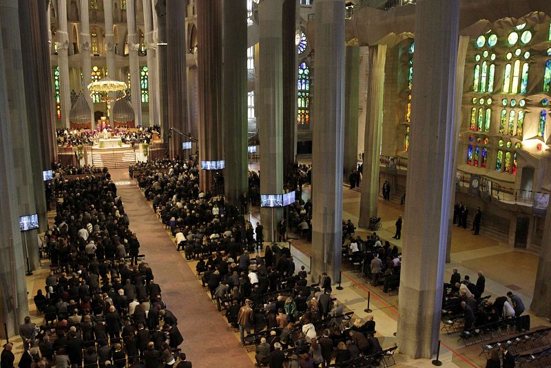 Vista general del funeral institucional celebrado en la Sagrada Familia de Barcelona, al que han asistido más de 1.200 personas.
