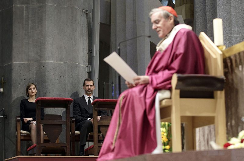 El cardenal-arzobispo de Barcelona, Lluís Martínez Sistach, lee su homilía en el funeral institucional celebrado en la Sagrada Familia.