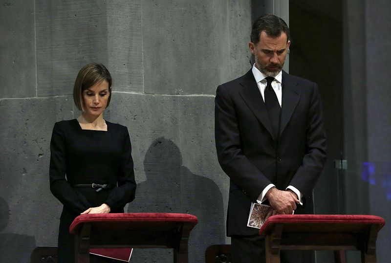Don Felipe y Doña Letizia, en un momento de la ceremonia homenaje a los 150 fallecidos en la tragedia aérea en los Alpes.