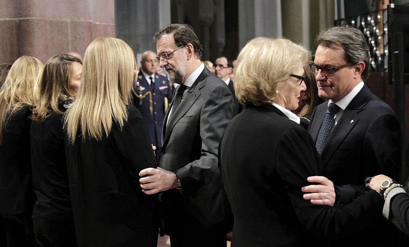 El presidente del Gobierno, Mariano Rajoy, y el de la Generalitat, Artus Mas, saludan a familiares de los fallecidos, tras el funeral.