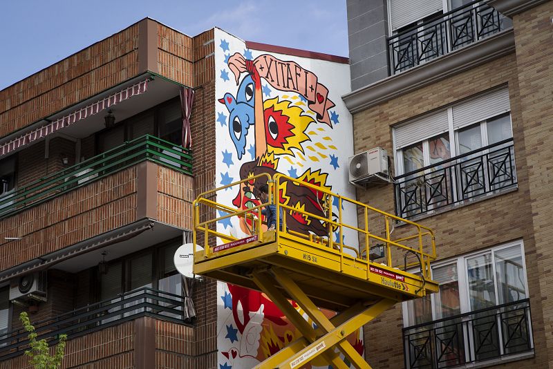 Los murales ocupan medianeras en desuso de la ciudad para transmitir un mensaje positivo y colorista a los viandantes.