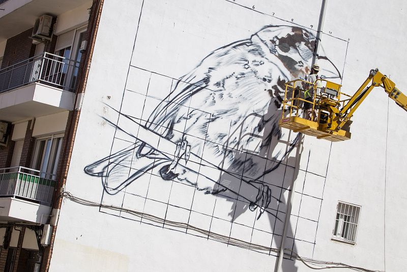 Un pájaro de Sekone toma una plaza de Getafe en el proyecto de arte urbano del colectivo MULA.